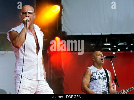 (Dpa) - die britische Popgruppe Right Said Fred, Brothrs Richard (L) Und Fred Fairbrass, führen Sie auf dem kostenlosen zweitägigen Pop-Festival "Arena of Sound" in Stuttgart, Deutschland, 14. Juni 2003. Nach Angaben der Polizei besucht rund 125.000 Musikfans die vierte open Air-Festival des SWR (Süd-West breite Stockfoto