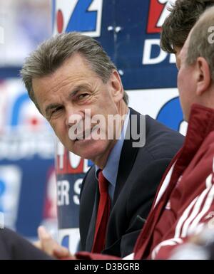 (Dpa) - Bayern Fußball-Trainer Ottmar Hitzfeld (L) plaudert mit Manager Uli Hoeneß während eines Spiels des FC Bayern München in Berlin, 10. Mai 2003. Stockfoto