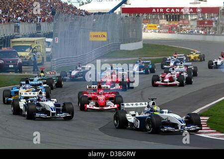 (Dpa) - deutsche Formel 1 pilot Ralf Schumacher (BMW-Williams) (R) führt die Gruppe von Formel 1 Rennwagen und rives vor kolumbianischen pilot Juan Pable Montoya (BMW-Williams) und Deutschen Weltmeister Michael Schumacher (Ferrari) rechts Formel 1 Rennstrecke Circuit Gilles Villeneuve Stockfoto