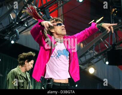 (Dpa) - Mick Jagger (Sänger/R) und Keith Richards (Gitarrist) die legendäre britische Rockband Rolling Stones führen in Oberhausen, Deutschland, 13. Juni 2003. Einige 60.000 Stones-Fans kamen in das open Air Konzert. "Leckt World Tour" windet sich am 14. September in London. Stockfoto