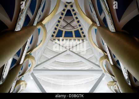 Der Blick auf die Decke im Burj Al Arab 7 Sterne "Sail in der Wüste" Hotel von der Lobby direkt Nachschlagen Stockfoto