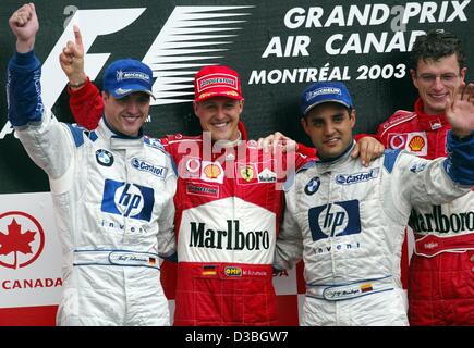 (Dpa) - deutsche Formel 1 Weltmeister Michael Schumacher (Ferrari) (2. v. L) steht zusammen mit seinem Bruder Ralf (BMW-Williams-Team) (L), kolumbianische pilot Montoya (BMW-Williams-Team) (2. v. R) und Ferrari Ingenieur Chris Dyer (R) bei der Siegerehrung auf dem Circuit Gilles V Stockfoto