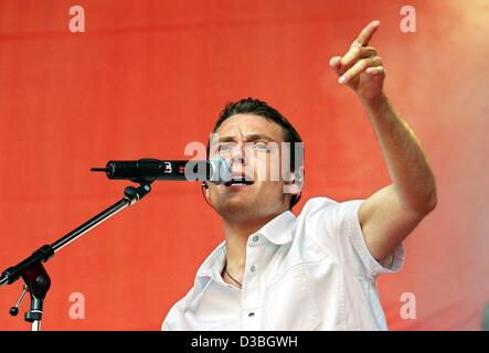 (Dpa) - der italienische Sänger Tiziano Ferro auf dem kostenlosen zweitägigen Pop-Festival "Arena of Sound" in Stuttgart, Deutschland, 14. Juni 2003 führt. Nach Angaben der Polizei besucht rund 125.000 Musikfans das vierten open Air-Festival der SWR (Süd-west ausgestrahlt). Stockfoto