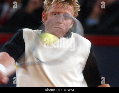 (Dpa) - ehemaliger deutscher Tennis star Boris Becker Zugriffe pro Kugel während des Davis Cup "Wiederbelebung" match gegen John McEnroe in Hamburg, 8. Mai 2003. Becker gewann das Spiel, das eine Wiederholung der legendären Davis-Cup-Spiel Deutschland gegen die USA vor 16 Jahren, 3-6, 6-1 und 10-4 war. Stockfoto