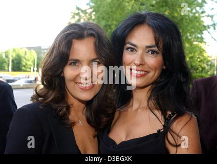 (Dpa) - Roberta Moratti (L), die Nichte des italienischen Modedesigner Giorgio Armani und italienische Schauspielerin Maria Grazia Cucinotta stellen während Armanis-Party zur Eröffnung seiner Ausstellung in Berlin, 7. Mai 2003. Stockfoto