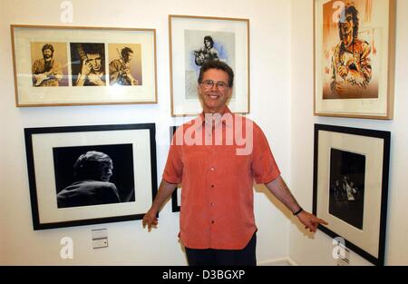 (Dpa) - Fotograf Gered Mankowitz lächelt und zeigt auf seine Zeichnungen während einer Vernissage in der Kameraführung Gallery in Berlin, 15. Juni 2003. Die Ausstellung zeigt Zeichnungen von der Rolling Stone-Gitarrist Ron Wood und weitere Fotos der legendären britischen Rock-Band. Die Rezeption, die war Stockfoto