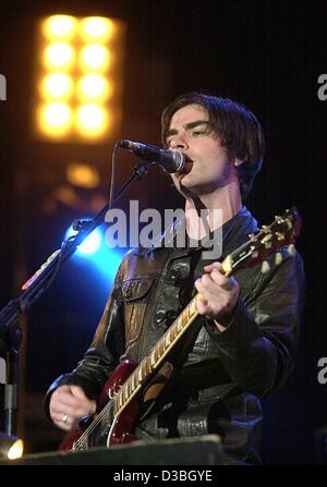 (Dpa) Kelly Jones, Gitarrist und Sänger der Hardrock-Band "Stereophonics", führt auf der "alternative Bühne" während der Rock bin Ring (Rock am Ring) open Air-Festival auf dem Nürburgring Rennstrecke, Deutschland, 7. Juni 2003. "Rock am Ring" zusammen mit "Rock Im Park", auf der s stattfindet Stockfoto