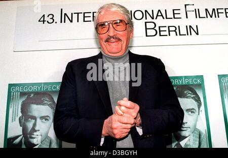 (Dpa-Dateien) - US-Schauspieler Gregory Peck, während der internationalen Filmfestspiele in Berlin, 19. Februar 1993 abgebildet. Die 87 Jahre alte Oscar-Preisträger starb in der Nacht zum 12. Juni 2003 eines natürlichen Todes in seinem Haus in Los Angeles. Peck wurde für fünf Oscars nominiert gewonnen für seine Lieblings Rolle - t Stockfoto