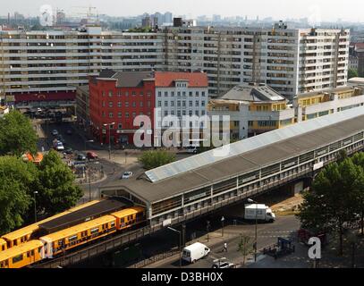 (Dpa) - die u-Bahnlinie 8 kommt am Kottbuser Tor, Berlin, 3. Juni 2003. Das u-Bahn-Netz umfasst eine Strecke von 143,3 Kilometer und Dienstleistungen alle zusammen 170 Stationen. Betreiber ist die Berliner Verkehrsbetrieb (Berlin Transport Agency). Der erste unterirdische Service war commissi Stockfoto