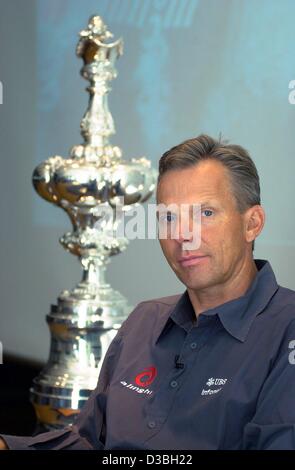 (Dpa) - Deutschlands Jochen Schuemann, der Stratege der Schweizer Alinghi Yacht Crew, posiert mit der America Cup während einer Pressekonferenz in Berlin, 8. Mai 2003. Er ist der erste deutsche, der America Cup gewonnen zu haben, und es war das erste Mal in 152 Jahren, in denen ein europäisches Team die Auld Mug Trop gewann Stockfoto