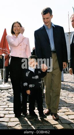 (Dpa) - Prinz Joachim von Dänemark kommt mit seiner Frau Prinzessin Alexandra und seinem Sohn Prinz Nikolai, die Taufe eines neuen Bootes im Hafen von Kopenhagen, Dänemark, 2. Mai 2003. Stockfoto