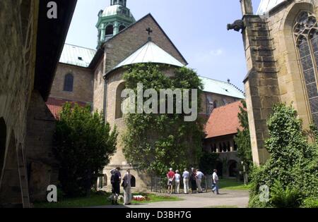 (Dpa) - bestaunen Touristen die 1000-Jahr-alten Rosenbusch wachsenden einseitig der Kathedrale in Hildesheim, Deutschland, 2. Juni 2003. Die erste schriftliche Dokumente über den Rosenbusch Termin wieder mehr als 400 Jahren. Nach dem zweiten Weltkrieg 25 neue Triebe wurden gefunden und von der zerstörten Kathedrale gerettet. Stockfoto