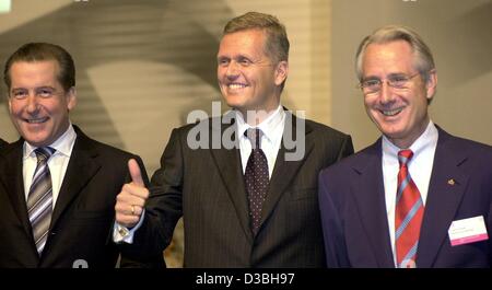 (Dpa) - Kai-Uwe Ricke (C), Vorstandsvorsitzender der Deutschen Telekom AG, steht neben dem FCO Karl-Gerhard Eick und Klaus Zumwinkel (R), Vorsitzender des Aufsichtsrats, vor der allgemeinen Treffen 2003 in Köln, 20. Mai 2003. Im Jahr 2002 hatte das Unternehmen einen Rekordverlust von fast 25 Milliarden Euro erlitten. In der fir Stockfoto