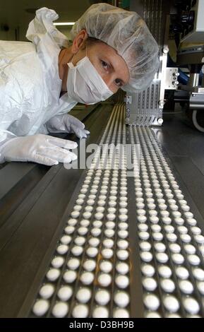 (Dpa) - ein Mitarbeiter der Bayer AG prüft Aspirin-Tabletten, Bitterfeld, 26. Mai 2003. Stockfoto