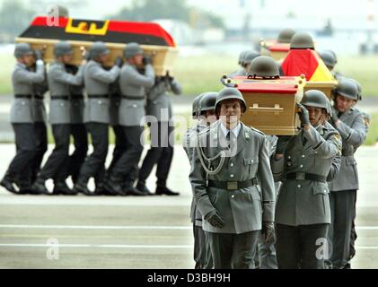 (Dpa) - Bundeswehr-Soldaten tragen die Fahne bedeckt Särge ihrer getöteten ISAF Kameraden, Flughafen Köln-Bonn, Deutschland, 10. Juni 2003. Am 7. Juni starben vier deutschen ISAF (International Security Assistance Force) Soldaten bei einem Angriff in Kabul, Afghanistan. Ein Taxi hatte einen Armee Bus gerammt und Entsorgungsaufkommen Stockfoto