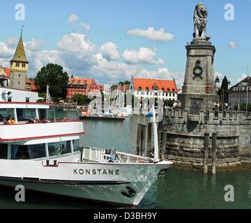 (Dpa) - das Schiff namens "Konstanz" übergibt das Denkmal zeigt die bayerischen Löwen im Hafen von Lindau am Bodensee, Deutschland, 15. Mai 2003. Das Denkmal wurde von dem bayerischen König Maximilian gestiftet ich. Stockfoto