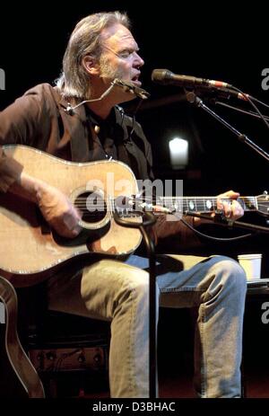 (Dpa) - kanadische Rock-Sänger Neil Young führt auf der Bühne bei seinem Konzert in Hamburg, 29. April 2003, Beginn der Tournee in Deutschland. Young wurde weltweit bekannt mit seiner Gruppe "Crosby, Stills, Nash & Young" in den 1970er Jahren. Stockfoto