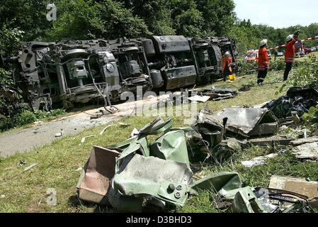 (Dpa) - liegt ein entgleister Zug Motor auf der Seite, Schrozberg, Deutschland, 11. Juni 2003. Zwei s-Bahnen kollidierte im ländlichen Südwesten Deutschlands, sechs Menschen getötet und verletzt wurden einige 25. Die Züge prallte frontal auf eine Single-Rail Strecke in der Nähe von Schrozberg. Eine Deutsche Bahn Bahn Sprecher d Stockfoto