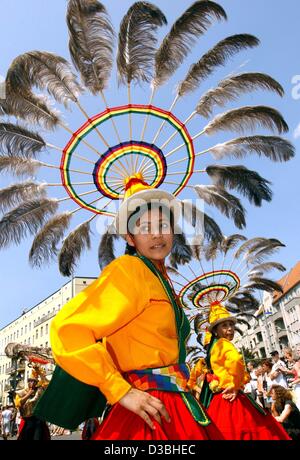 (Dpa) - bolivianischen JD mit Federschmuck Tanz durch die Straßen während der Karneval der Kulturen-Parade in Berlin, 8. Juni 2003. Ca. 105 Tanz und Musikgruppen mit 4.000 Mitgliedern aus allen Teilen der Welt kam in der bunten Parade Throught Stadtteil Kreuzberg. Stockfoto