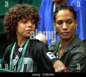 (Dpa) - Noah Gabriel, der älteste Sohn von Boris Becker und seine Mutter Barbara Becker, Beckers Ex-Frau, sehen das Tennisspiel von Boris Becker gegen Michael Stich in Halle, Deutschland, 8. Juni 2003. Stockfoto