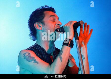 (Dpa) - Dave Gahan, Frontmann der britischen Band Depeche Mode, singt auf der Bühne das Open-Air-Musikfestival "Rock Im Park" in Nürnberg, 8. Juni 2003. Gahan präsentiert sein Solo-Album "Papier-Monster" und er tourt durch ganz Deutschland ab 12. Juni 2003 in Berlin. "Rock Im Park" Stockfoto