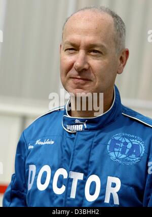 (Dpa) - während der spanischen Formel Eins Grand Prix auf dem Circuit de Catalunya in Barcelona, Spanien, 4. Mai 2003 sieht Gary Hartstein, Arzt beim Formel 1 Rennen konzentriert. Stockfoto
