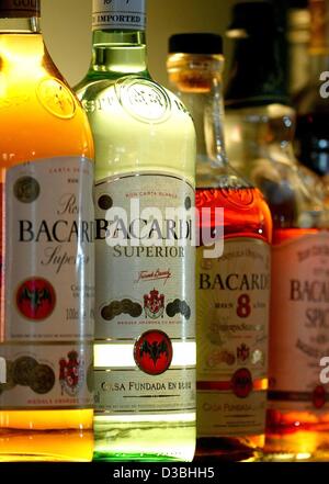 (Dpa) - eine Auswahl an verschiedenen Arten von Bacardi Rum stehen in einer Reihe in den Regalen in der Bar "zwo11" in Hamburg, Deutschland, 3. Juni 2003. Bacardi wird voraussichtlich ihre Ergebnisse aus dem letzten Geschäftsjahr auf einer jährlichen Bilanz-Pressekonferenz am 4. Juni 2003 bekannt.