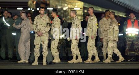 (Dpa) - sechs der sieben US-Kriegsgefangenen, die im Irak befreit wurden zu Fuß ein Militärflugzeug C141 an einen Krankenwagen-Bus an der US-Airbase in Ramstein, Deutschland, 16. April 2003. Medizinischen Behandlung erhalten sie in der nahe gelegenen US-Krankenhaus in Landstuhl. Sieben US-Soldaten wurden auf 13 Plüsch lebend gefunden. Stockfoto