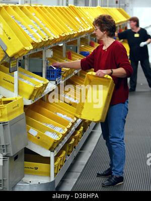 (Dpa) - zwei Mitarbeiter der Deutsche Post AG Art Briefe an den Brief Zentrum in Düsseldorf, 27. Januar 2003. Das Unternehmen hat 83 national Brief Zentren und eine internationale Post-Zentrum. Täglich etwa 72 Millionen Briefe sortiert und verschickt. Stockfoto