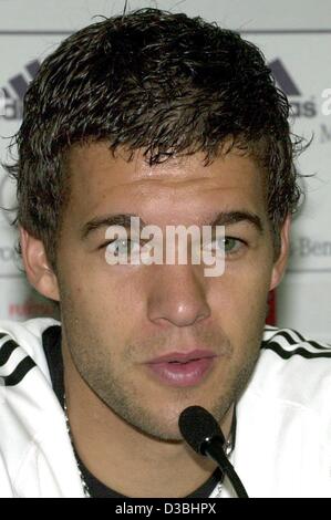 (Dpa) - deutsche Mittelfeldspieler Michael Ballack während einer Pressekonferenz in Wolfsburg, Deutschland, 3. Juni 2003 spricht. Die deutsche Fußball-Nationalmannschaft bereitet sich auf die EM-Qualifikationsspiele in Schottland und den Faeroer Inseln. Stockfoto