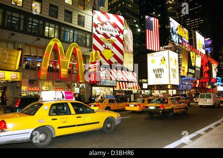 (Dpa) - eine Gruppe von gelben Taxis Fahrt vorbei an den enormen Werbeschilder von McDonald's-Fastfood-Restaurant am Times Square in New York, 20 Februar 2003. Die Ecke zwischen 7th Avenue und Broadway ist sehr beeindruckend am Abend, wenn es mit blinkenden Lichtern überflutet wird. Stockfoto