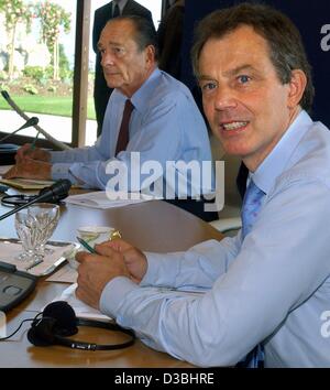 (Dpa) - der britische Premierminister Tony Blair (R) und der französische Präsident Jacques Chirac zusammen sitzen am runden Tisch während des G8-Gipfels in Evian, Frankreich, 3. Juni 2003. Themen des zweitägigen Treffens sind die weltweite Wirtschaftskrise und der Kampf gegen den internationalen Terrorismus. Stockfoto