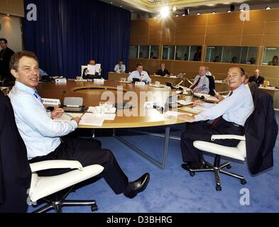 (Dpa) - britische Premierminister Tony Blair (L) und French President Jacques Chirac (R) sitzen am runden Tisch während des G8-Gipfels in Evian, Frankreich, 3. Juni 2003. Kanadischer Premier Jean Chrétien (hinten, R), Bundeskanzler Gerhard Schroeder (hinten, 2. von R), übrigens sind auch am runden Tisch sitzen Stockfoto