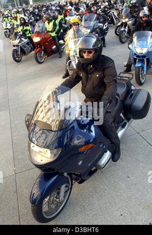 (Dpa) - deutsche Verteidigung Minister Peter Struck führt eine Gruppe von rund 160 Motorrad Enthusiasten vor dem Reichstagsgebäude in Berlin, 29. Mai 2003. Sie wirken an der 4. internationalen Fahrt Sport Freundschaftsgesellschaft des Deutschen Bundestages "Brücken verbinden Europa". Die Fahrer sich o Stockfoto