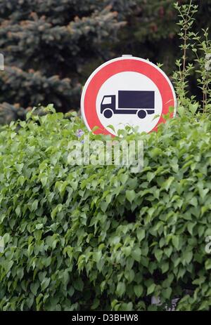 (Dpa) - ein Straßenschild, was darauf hindeutet, dass die Passage für Lastwagen verboten ist, steht in einer fast überwucherten Busch in Bad Wilsnack, Deutschland, 11. Mai 2003. Stockfoto