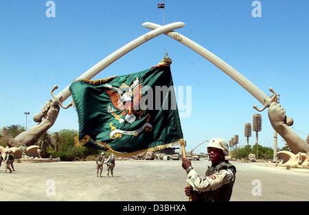 (Dpa) - eine US-Soldaten die Flagge der 504th Military Police Squad vor der Feier Square-Denkmal in Bagdad, 1. Mai 2003. Stockfoto