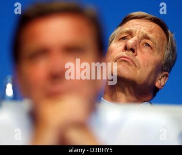 (Dpa) - der deutschen Wirtschaft und Arbeitsminister Wolfgang Clement (hinten) schaut skeptisch bis in die Luft, während Bundeskanzler Gerhard Schroeder (vorderen) hört, während einer Rede bei einem regionalen SPD-treffen in Hamburg, 7. Mai 2003. Stockfoto