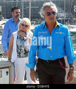 (Dpa) - der italienische Renault Team Chef Flavio Briatore (R) und die Eltern der deutschen Top-Model Heidi Klum, Erna und Guenther Klum, ankommen im Briatore Yacht in Monte Carlo, 31. Mai 2003. Heidi Klum ist Briatore neue Freundin. Wieder einmal die "reichen und schönen" versammelten sich in Monte Carlo zu sehen die Stockfoto