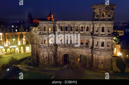 Das Foto zeigt die Porta Nigra mit seiner neuen Mulicolour Beleuchtung in Trier, Deutschland, 16. April 2003. Porta Nigra ist das nördliche Tor der befestigten römischen Stadtmauer und seine Konstruktion stammt aus dem 2. Jahrhundert n. Chr. erbaut, von einem hellem Sandstein, der Porta Nigra ("schwarze Tor") darke Stockfoto