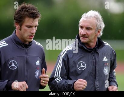 (Dpa) - Fußball-team Trainer spricht Rudi Voeller (R), Mittelfeldspieler Torsten Frings, in Bremen, Deutschland, 28. April 2003. Die deutsche Nationalmannschaft spielen ein Testspiel gegen Serbien und Montenegro am 30. April. Stockfoto