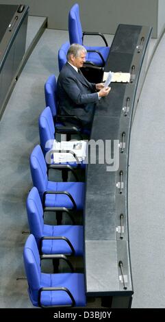 (Dpa) - Bundesinnenminister Otto Schily sitzt einsam in der ersten Zeile im Deutschen Bundestag, Berlin, 9. Mai 2003. Der Bundestag am 9. Mai hat noch einmal das neue Zuwanderungsgesetz mit einer Mehrheit von SPD und grünen Parteien verabschiedet. Die konservativen Parteien CDU/CSU stimmten gegen das neue Gesetz und die Stockfoto