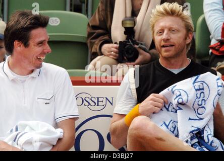 (Dpa) - der ehemalige deutsche Tennis-stars Michael Stich (L) und Boris Becker (R) eine Pause während des Trainings in Hamburg, 7. Mai 2003. Sie werden die legendären Davis-Cup-Match gegen die USA am 8. und 9. Mai vor 16 Jahren wiederholen. Stockfoto