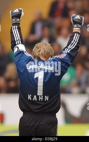 (Dpa) - Bayern Torhüter und Team Kapitän Oliver Kahn-Jubel lautlos nach Bayern München gewann den deutschen Meistertitel nach dem Spiel gegen den VfL Wolfsburg in Wolfsburg, Deutschland, 26. April 2003. FC Bayern München wurden deutscher Bundesliga Meister gekrönt, zum 18. Mal mit vier Spiele zu gehen Stockfoto