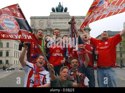 (Dpa) - Welle Fußballfans cheeringly die Fahnen der deutschen Fußballclub FC Bayern Muenchen in der Leopoldstraße in München, 26. April 2003. Bayern München waren gekrönte deutsche Bundesliga Champions zum 18. Mal mit vier spielen zu ihren 2: 0-Sieg beim VfL Wolfsburg Folgen gehen. Stockfoto