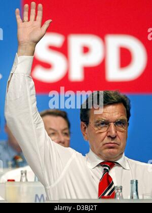 (Dpa) - Bundeskanzler Gerhard Schroeder erhebt seine Hand während einer Akklamation bei einem Notfall SPD-Parteitag in Berlin, Deutschland, 1. Juni 2003. Schroeder befördert seine Reformpläne "Agenda 2010" und lobte seine umstrittenen Wirtschafts- und Sozialreformen als Vorbild für andere europäische Nationen suchen Stockfoto