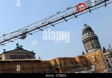 (Dpa) - ein Film-set für die US-Produktion "Around the World in 80 Days" steht auf dem Gendarmenmarkt-Platz in Berlin, 25. April 2003. Diese Woche beginnt Dreharbeiten für die neue Anpassung der Jules Verne classic featuring Jackie Chan als Passepartout und Kathy Bates als Königin Victoria. Stockfoto