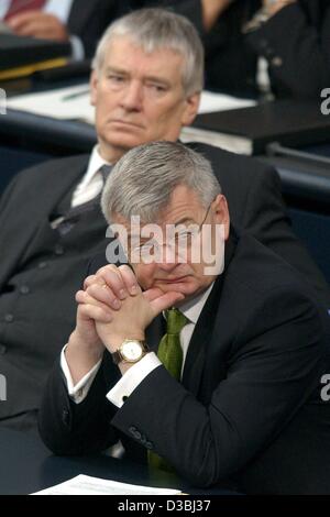 (Dpa) - deutsche Foreig Minister Joschka Fischer (grüne) und deutschen Interior Minister Otto Schily (SPD) hören auf die Rede von Bundeskanzler Gerhard Schroeder auf die Außenpolitik der Regierung im Bundestag in Berlin, 3. April 2003. Die Bundeskanzlerin betonte in seiner Rede die Notwendigkeit t Stockfoto