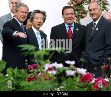 (Dpa) - US-Präsident George W. Bush (L-R), der japanische Premierminister Junichiro Koizumi, Bundeskanzler Gerhard Schroeder und der französische Präsident Jacques Chirac während des G8-Gipfels in Evian, Frankreich, 2. Juni 2003 sprechen. Fragen des zweitägigen Treffens sind die weltweite Wirtschaftskrise und die internationale Stockfoto