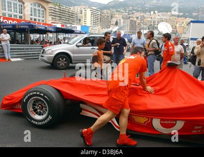 (Dpa) - Ferrari-Mechaniker schieben den Rennwagen des deutschen Formel1-Weltmeister Michael Schumacher (Ferrari) durch die Straßen von Monaco, 28. Mai 2003. Nein wo sonst Formel1 und die Fans näher zusammen als auf der Rennstrecke durch Monaco Stadt. Dieser Sonntag, 1 Juni wird der Grand Prix von Monaco Stockfoto
