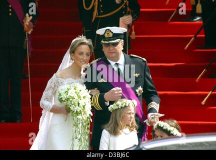 (Dpa) - Prinz Laurent von Belgien und seiner Frau, Prinzessin Claire nach ihrer Trauung in St. Michael und St. Gudula Kathedrale in Brüssel, 12. April 2003 verlassen. Nach ihrer Heirat auf dem Standesamt der jüngste Sohn des belgischen Königs, Prinz Laurent und seine junge Braut w Stockfoto